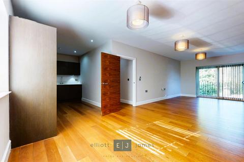 2 bedroom duplex to rent, Manor Road, Chigwell IG7
