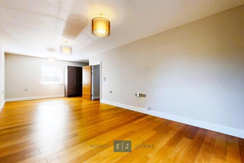 2 bedroom duplex to rent, Manor Road, Chigwell IG7