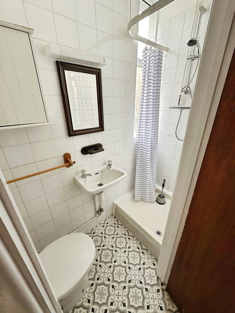 12707911-shower 20ro