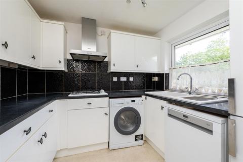 10 Basinghall Gardens, Sutton, SM2 6AW