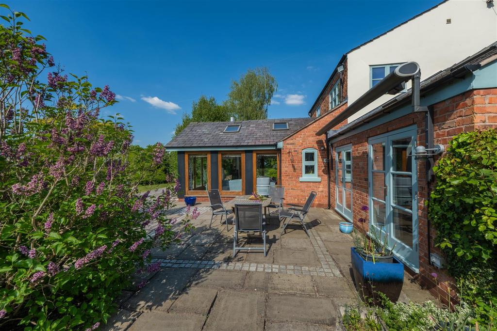 Broadway Farmhouse-00134.jpg