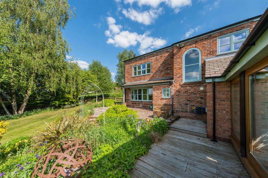 Broadway Farmhouse-00136.jpg