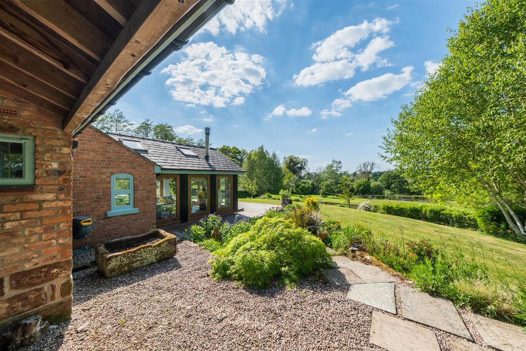 Broadway Farmhouse-00138.jpg