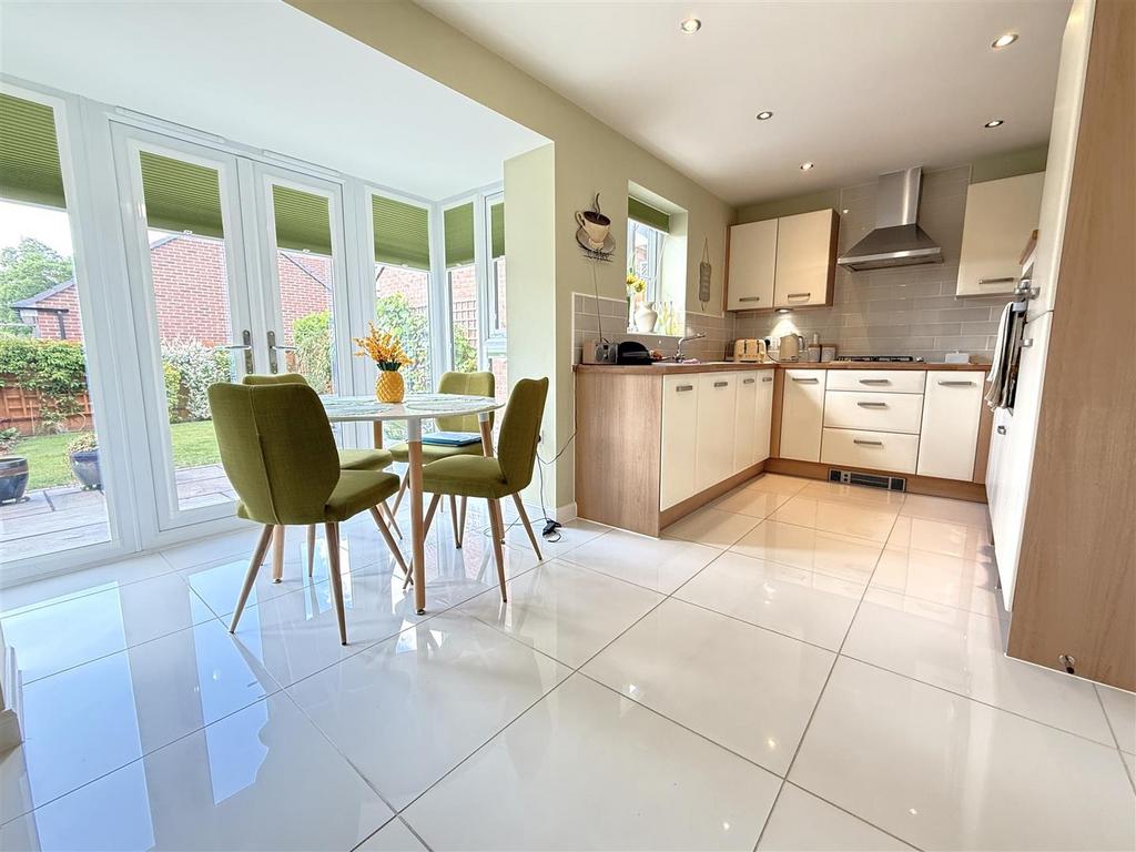 L shaped dining kitchen