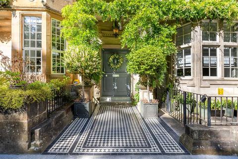 3 bedroom apartment to rent, Lowther Terrace, Glasgow, G12