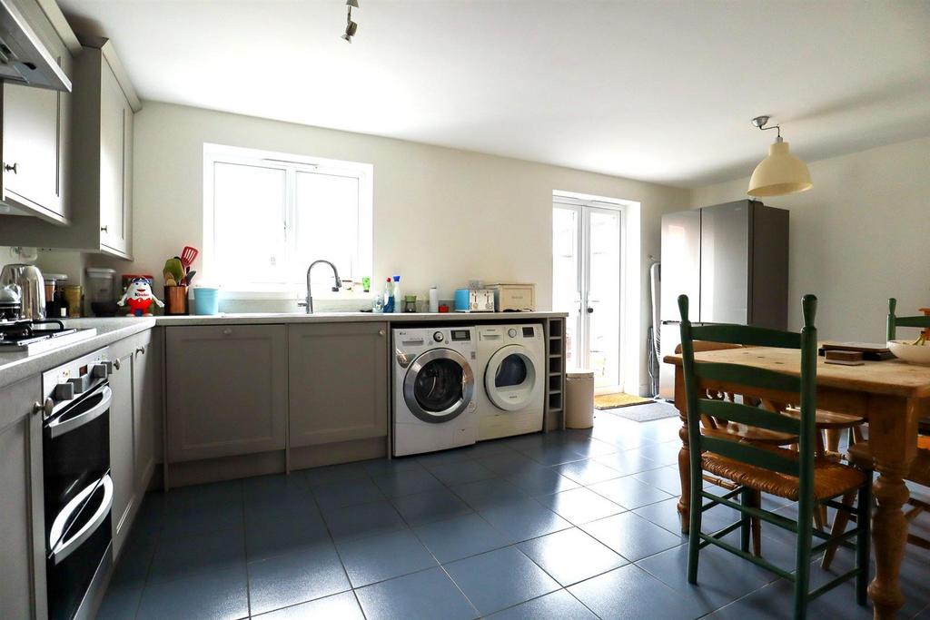 Kitchen (2).jpg
