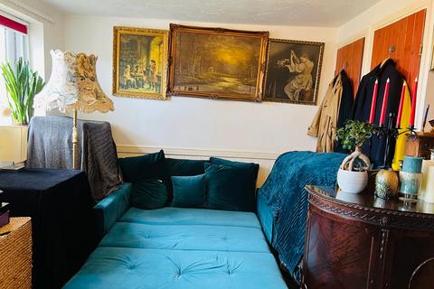 Studio for sale, Seymour Way, Sunbury-on-Thames TW16