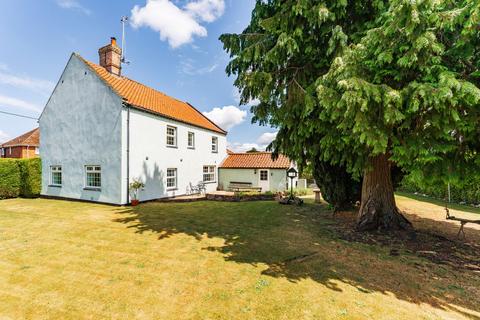 Back Street, Gayton