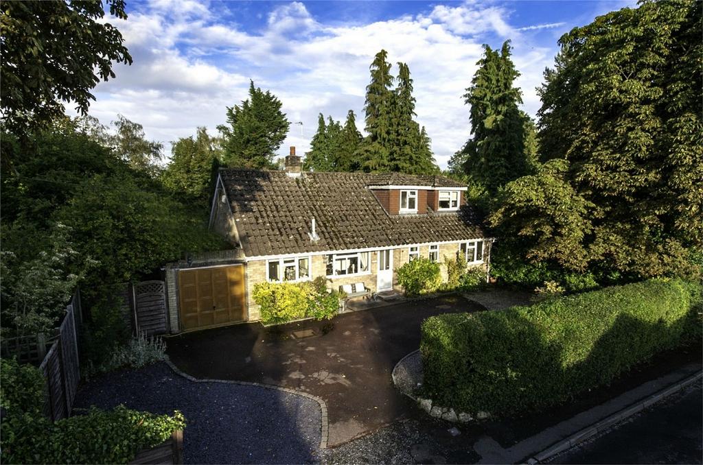 Bunces Lane, Burghfield Common, Berkshire 4 bed detached bungalow £