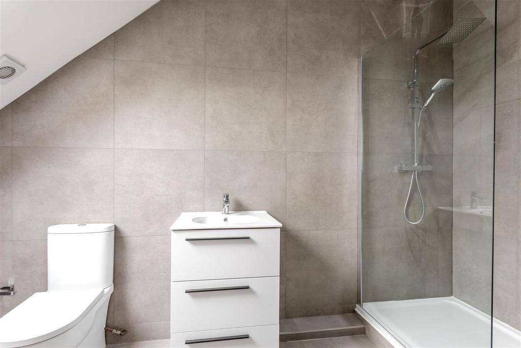 En-Suite Rear Bedroom