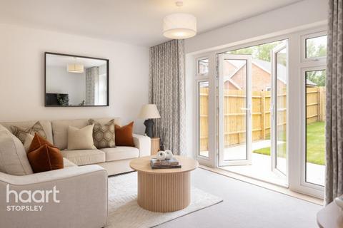 3 bedroom semi-detached house for sale, 9 Ventura Way, Bovingdon, HP3 0GR