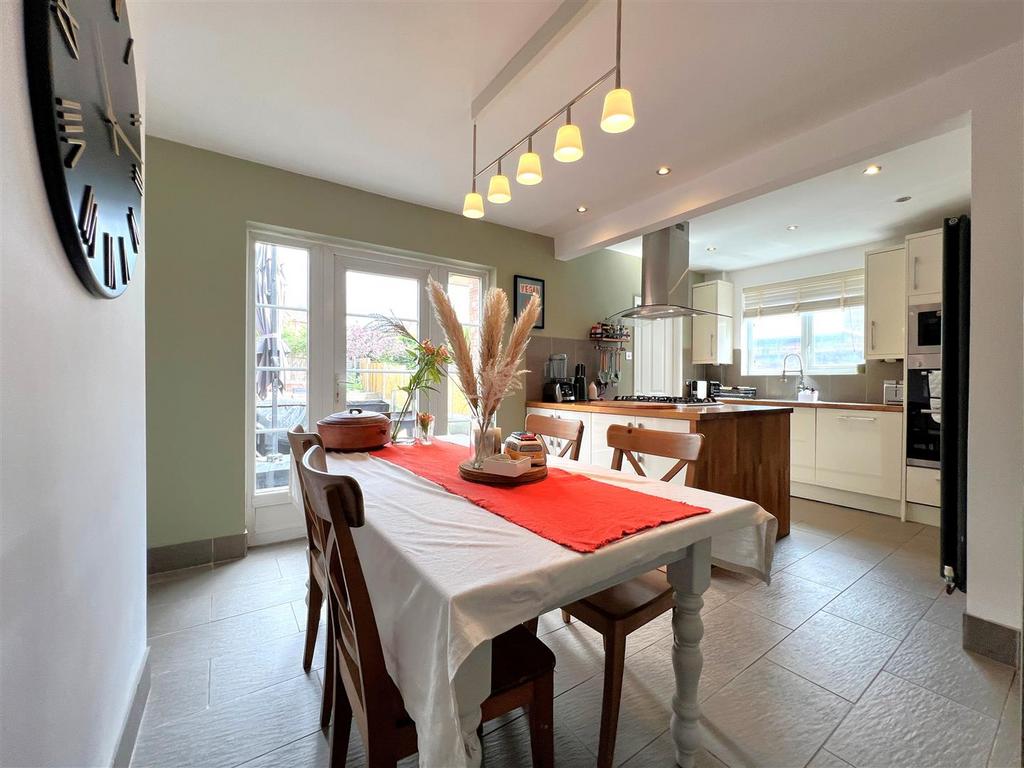Kitchen 2.jpg