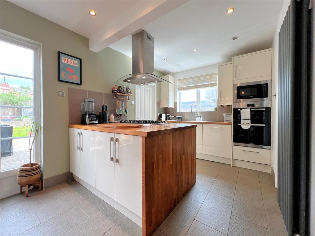 Kitchen3.jpg