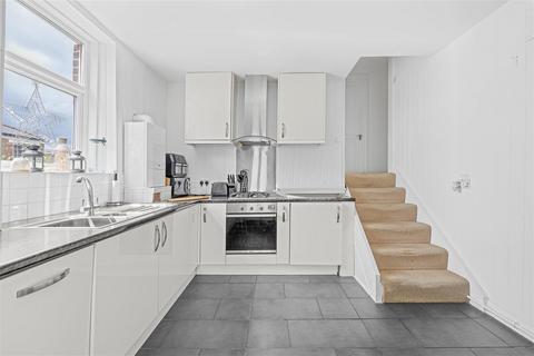 2 bedroom flat for sale, Tottenham Lane, London N8