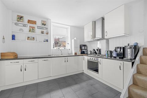 2 bedroom flat for sale, Tottenham Lane, London N8