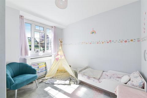 147 Ruden Way, Epsom, KT17 3LW
