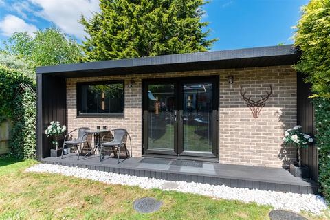 147 Ruden Way, Epsom, KT17 3LW