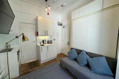 Studio to rent, Gloucester Place, London NW1