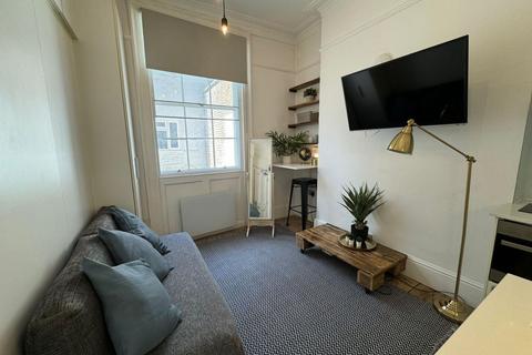 Studio to rent, Gloucester Place, London NW1