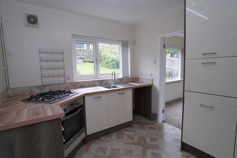 3 bedroom semi-detached house to rent, Summerbridge Drive, Eccleshill, Bradford