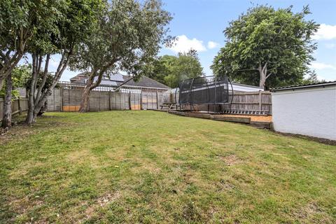 12 Broadview Gardens, Worthing, BN13 3DZ