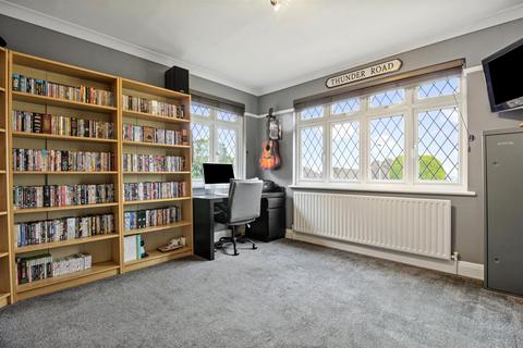 12 Broadview Gardens, Worthing, BN13 3DZ