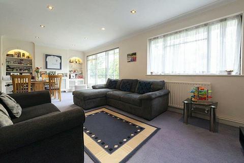 Flat 20, Regents Court Stonegrove, Edgware, HA8 8AD