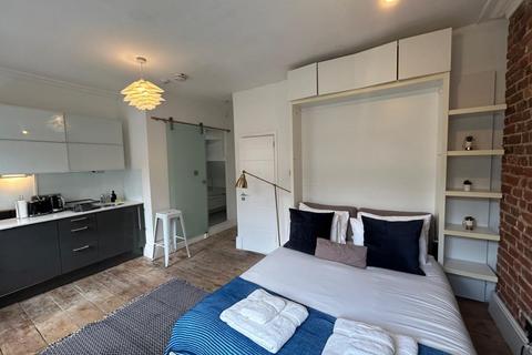 Studio to rent, Gloucester Place, London NW1