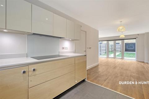 37 Charlock Close, Romford, RM3 0LE