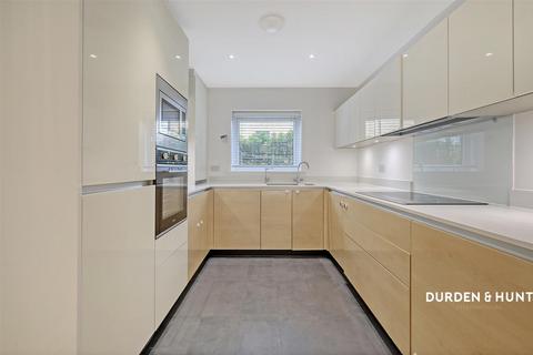 37 Charlock Close, Romford, RM3 0LE
