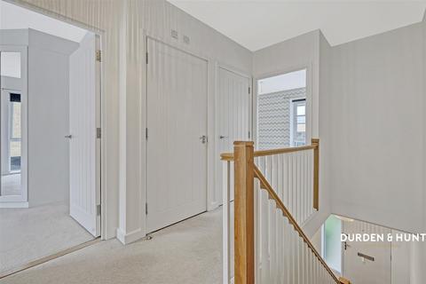 37 Charlock Close, Romford, RM3 0LE