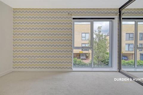 37 Charlock Close, Romford, RM3 0LE