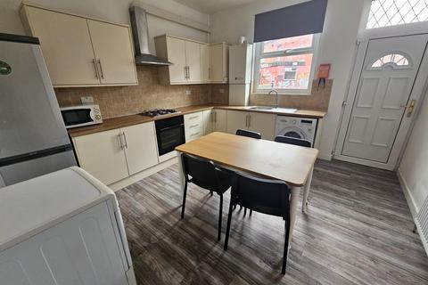 4 bedroom house to rent, Hessle View, Leeds LS6