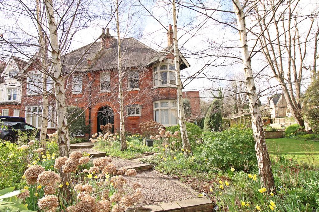 Detached house exterior, garden