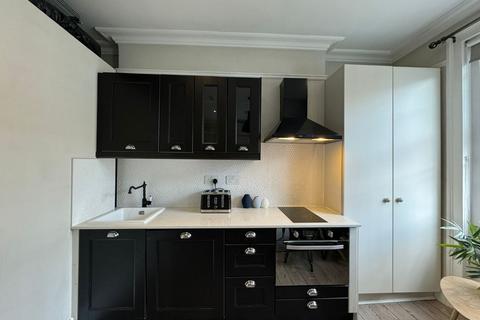 Studio to rent, Gloucester Place, London NW1