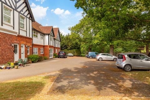1 bedroom flat for sale, Dunraven Avenue, Redhill RH1