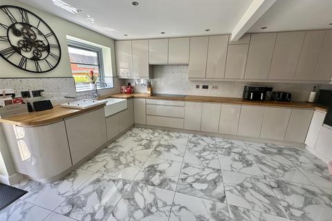 4 bedroom detached house for sale, Little Green Lane, Heckmondwike