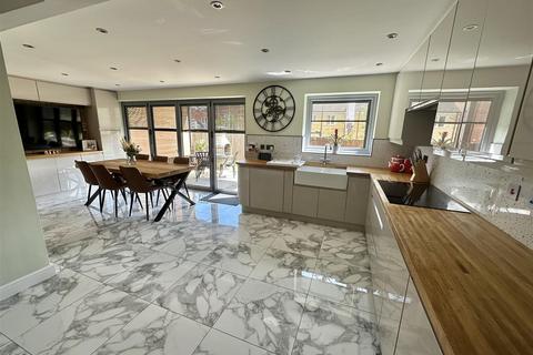 4 bedroom detached house for sale, Little Green Lane, Heckmondwike
