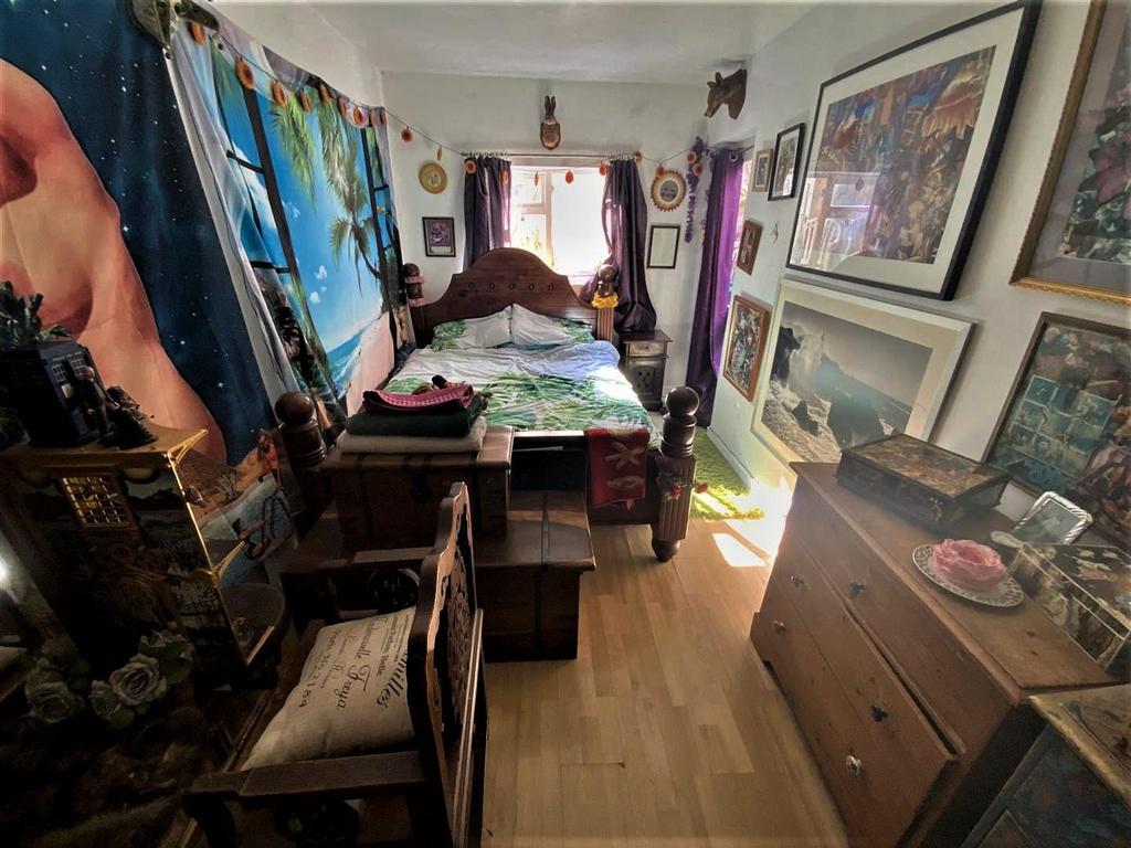 Bed 2.jpg