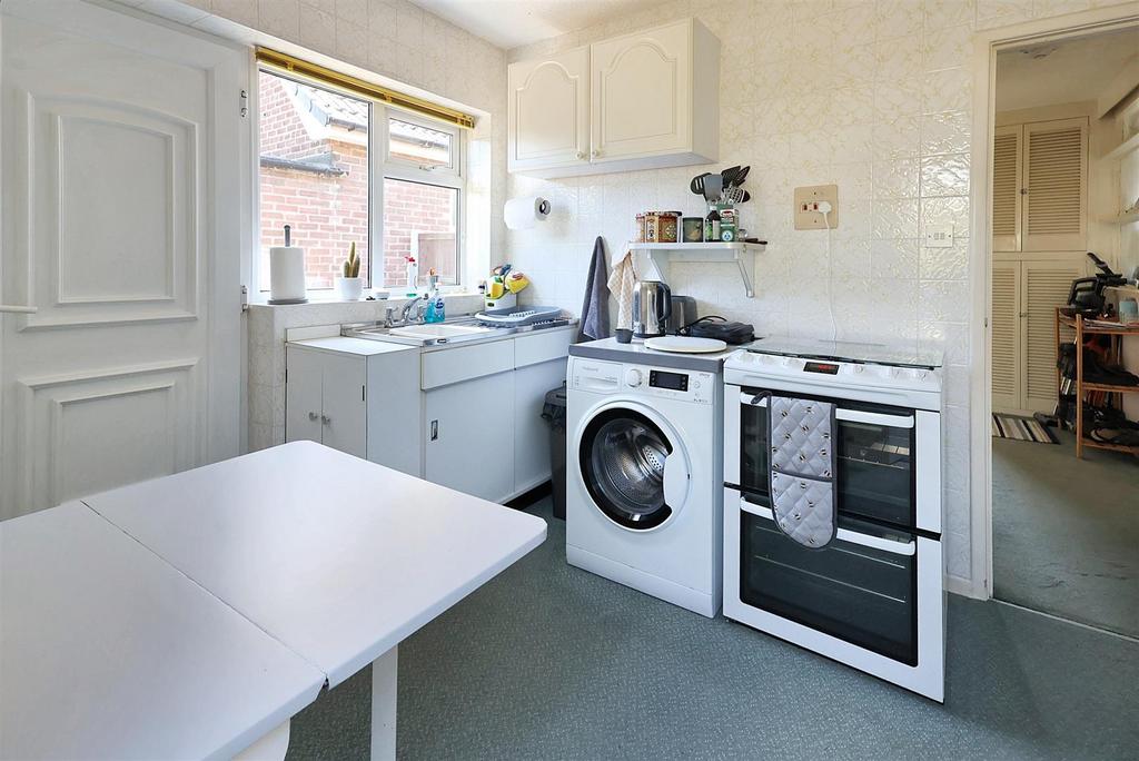 86, Violet Road Carlton, Nottingham, NG4 3 QP