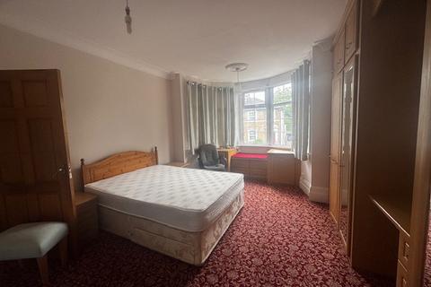 2 bedroom flat to rent, 2 Bed Flat In House Share, Park Avenue, Ilford, Essex, IG1