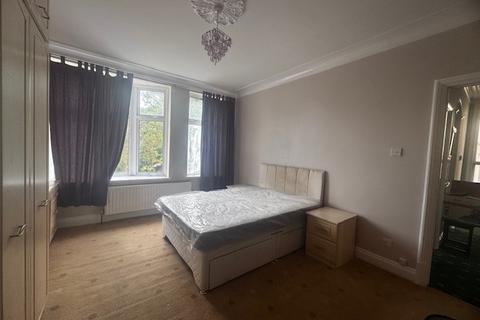 2 bedroom flat to rent, 2 Bed Flat In House Share, Park Avenue, Ilford, Essex, IG1