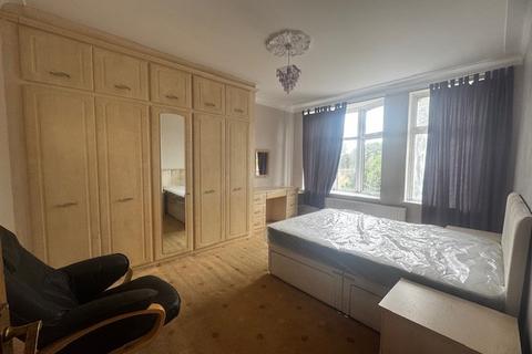 2 bedroom flat to rent, 2 Bed Flat In House Share, Park Avenue, Ilford, Essex, IG1