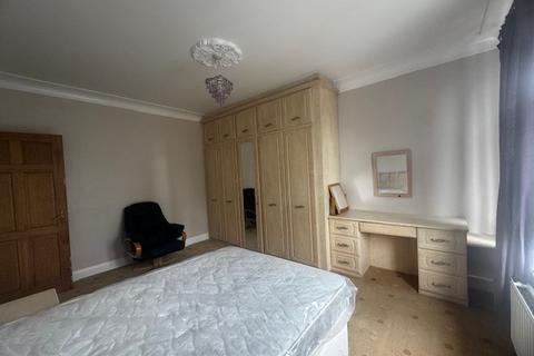 2 bedroom flat to rent, 2 Bed Flat In House Share, Park Avenue, Ilford, Essex, IG1