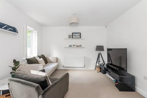 7 Roundburrow Close, Warlingham, CR6 9TT