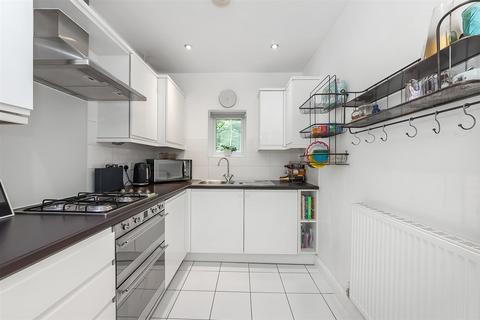 7 Roundburrow Close, Warlingham, CR6 9TT