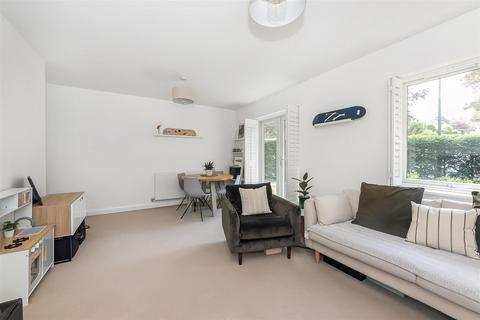 7 Roundburrow Close, Warlingham, CR6 9TT