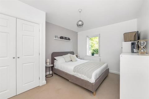 7 Roundburrow Close, Warlingham, CR6 9TT