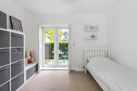 7 Roundburrow Close, Warlingham, CR6 9TT