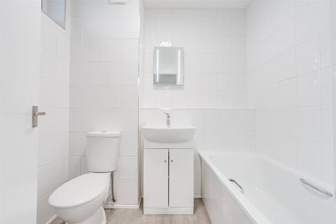 1 bedroom flat for sale, Guildbourne Centre, Worthing, West Sussex, BN11